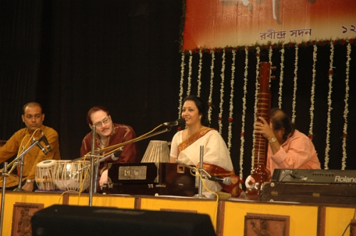 Arriving for Rabindra Sadan concert, Kolkata, 12 August, 2010